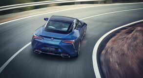 A TERMÉSZETES FÉNY JÁTÉKA: EGYEDI FÉNYEZÉST KAPOTT A LEXUS SZUPERSPORT KUPÉJA